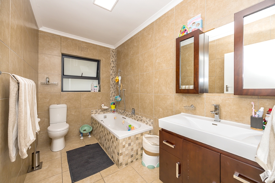 4 Bedroom Property for Sale in Amanda Glen Western Cape